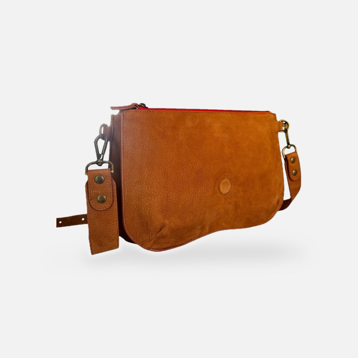 BASE BABY DOUBLE nubuck camel, détail du système d'accroche des rabats