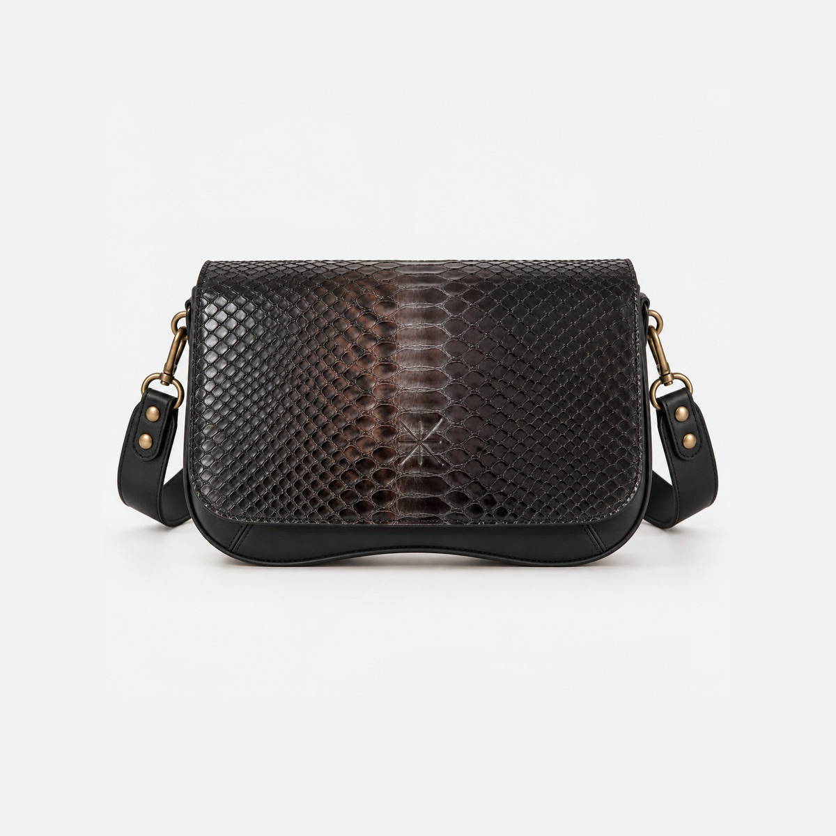 Sac Baby Double noir avec le rabat Pyth noir et ambré en cuir embossé python, vue de face