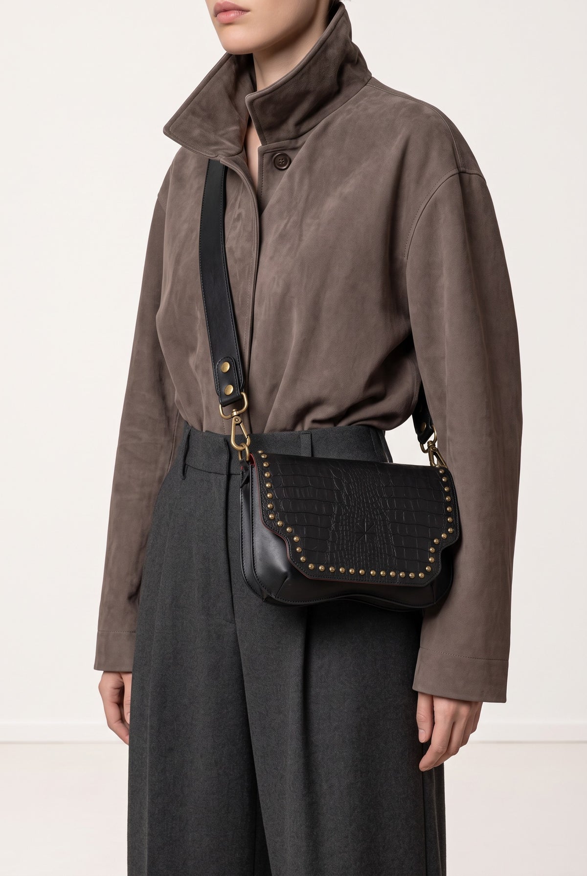 Sac Baby Double Khara noir porté en bandoulière croisée