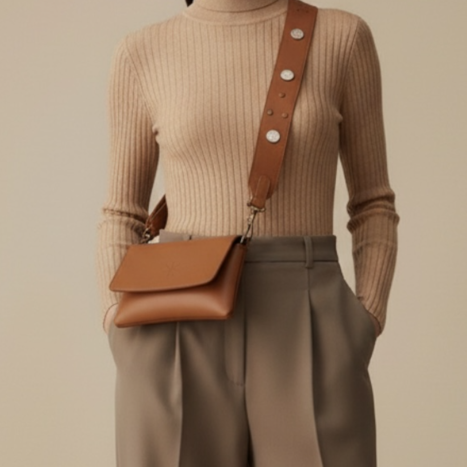 BANDOULIÈRE LARGE CLOUTÉE CUIR CAMEL