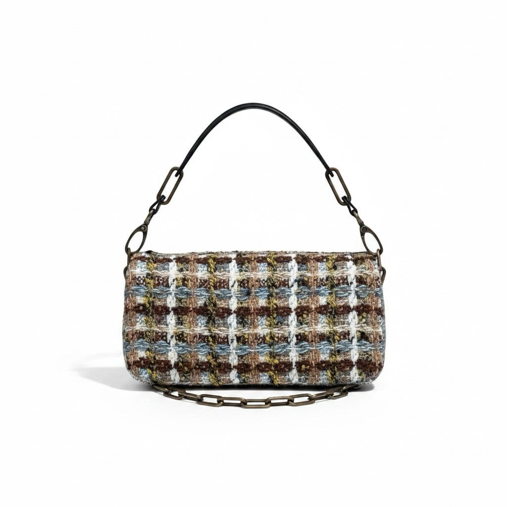 Sac à bandoulière La Stella en tweed texturé carreaux marron, blanc, bleu et jaune, avec chaîne.