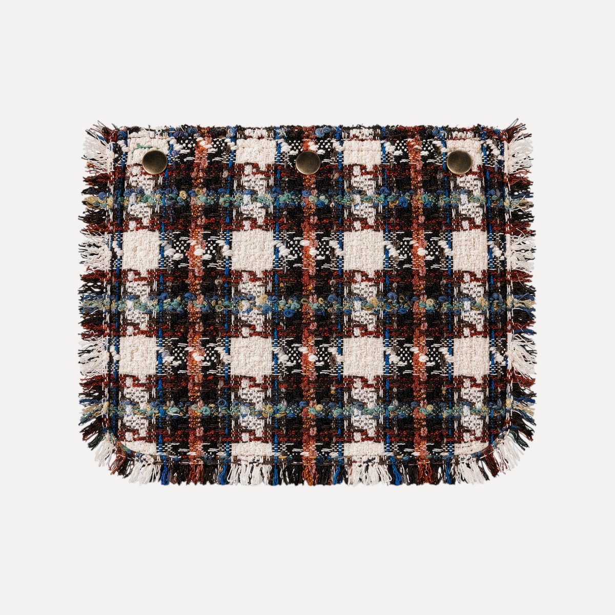 Rabat Baby Caro en tweed ecru, noir, bordeaux et bleu, franges sur le pourtour, trois boutons pression laiton