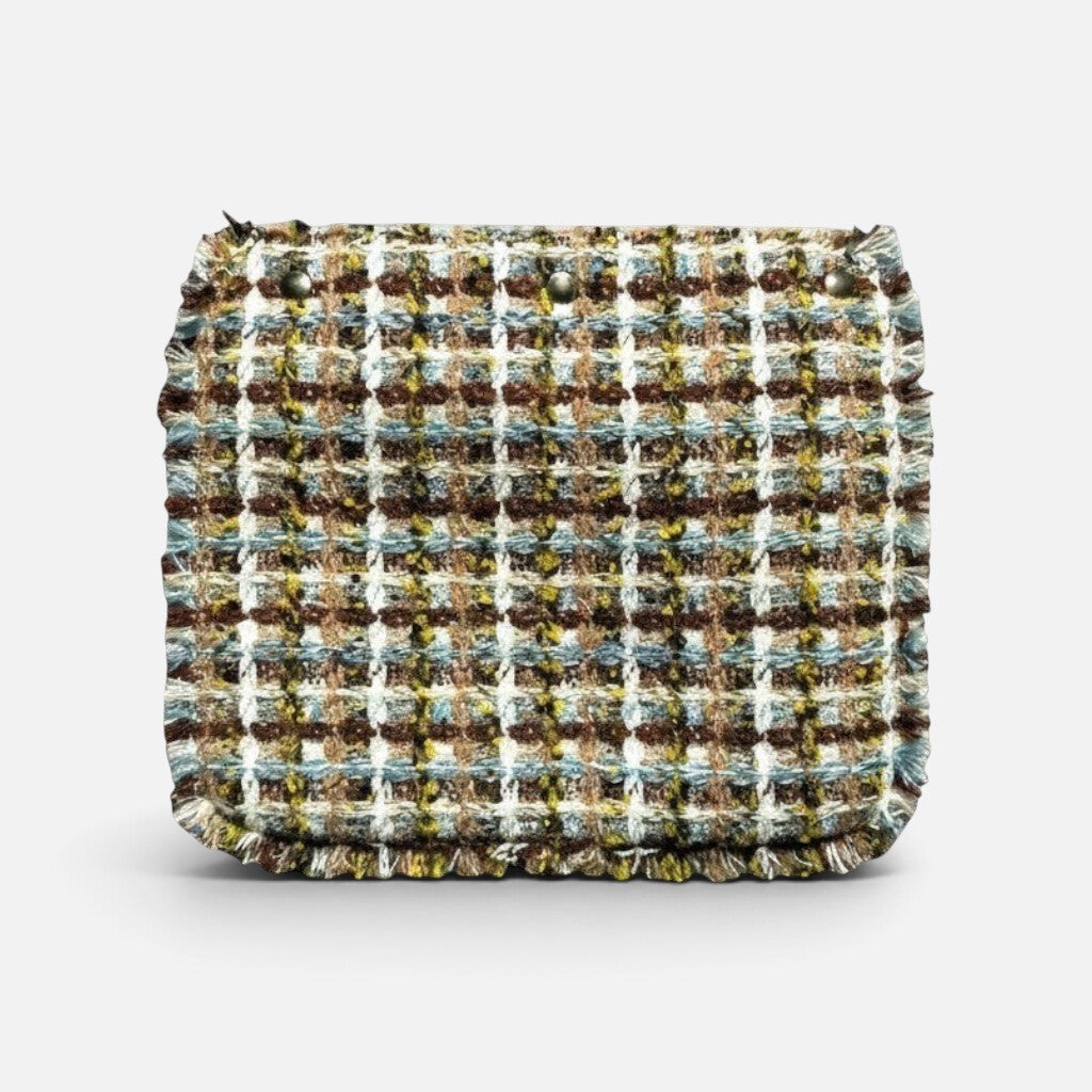 Rabat de sac La Stella Baby Goldie en tweed bouclette texturé à carreaux dans des tons brun, camel, écru et jaune.