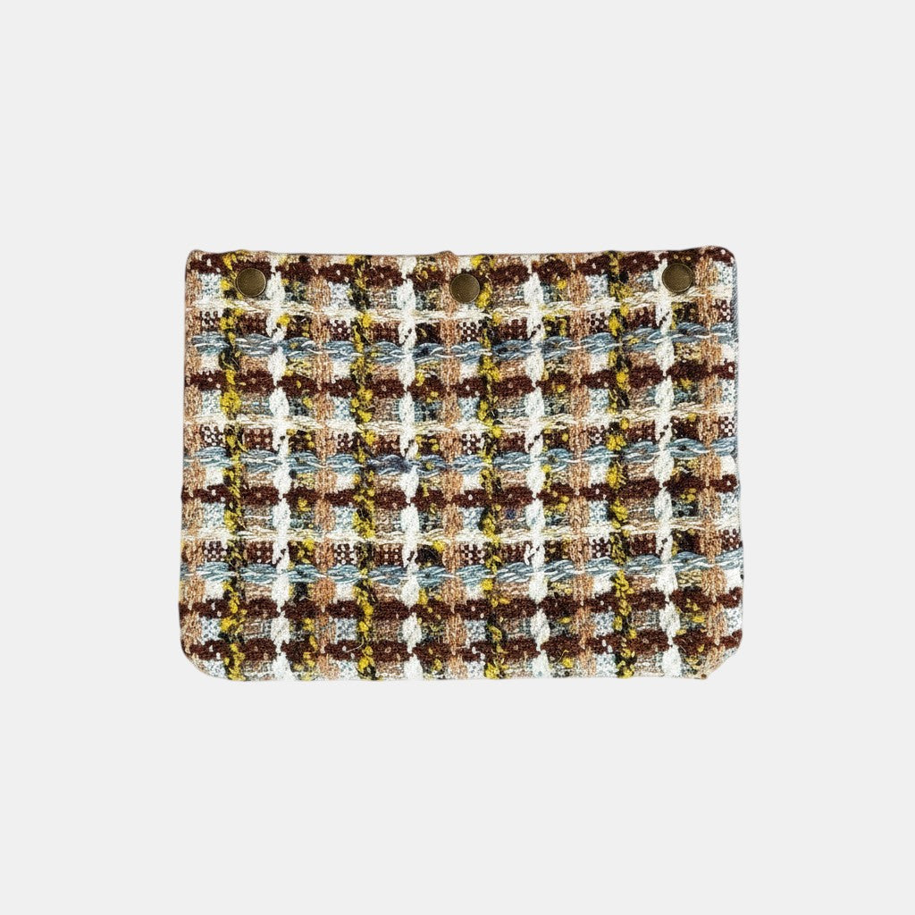 Rabat interchangeable La Stella Gemma Goldie en tweed bouclé damier brun, écru, bleu et jaune avec pressions.